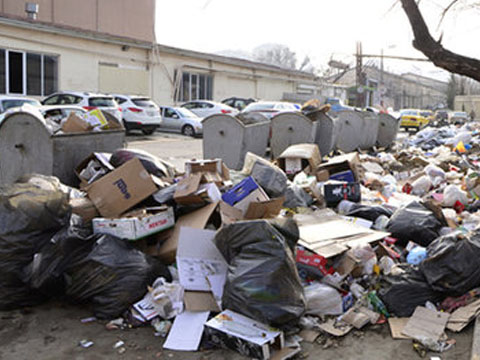В Насиминском районе мусорные баки расставлены на пути учеников