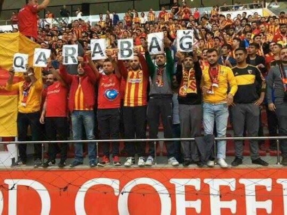 Фанаты «Галатасарая» поддержали «Карабах»