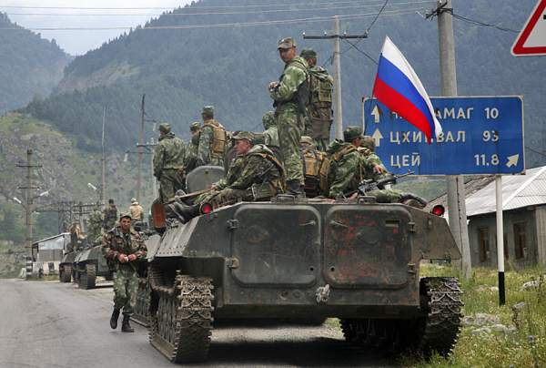 Rusiya tankçıları Ermənistana yola düşür