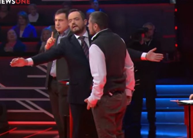 Deputat Saakaşvilini efirdə döymək istədi - VIDEO