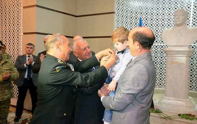 Şəhid döyüşçünün medalı oğlunun yaxasına sancıldı - FOTO