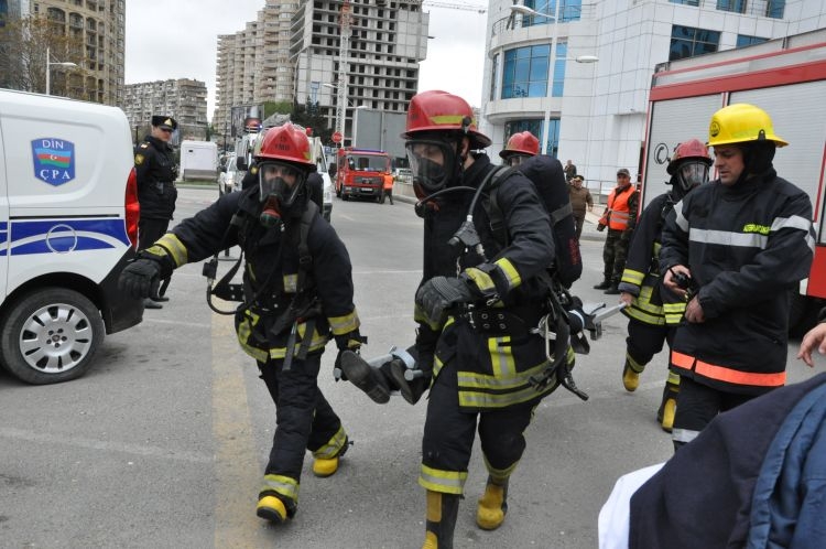 Bakıda dəhşətli hadisə: Gənc oğlan lift şaxtasında öldü