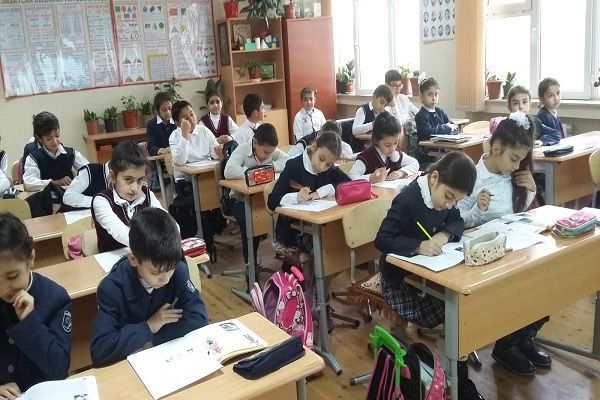 6-cı sinif şagirdləri imtahan verir