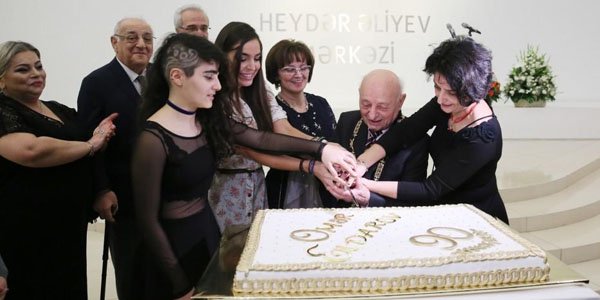 Leyla Əliyeva Ömər Eldarov üçün tort kəsdi