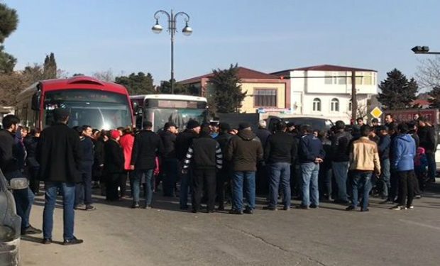 Məcburi köçkünlər yolu bağladı — VİDEO