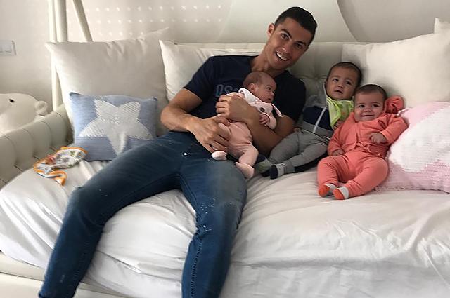 Ronaldonun körpələri ilə yeni fotosu