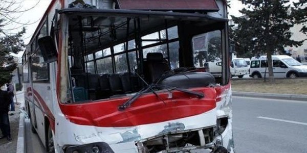 Bakıda avtobus qəzası: Ölən var