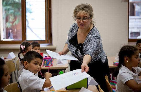  С 1 января увеличена зарплата 45 000 учителей