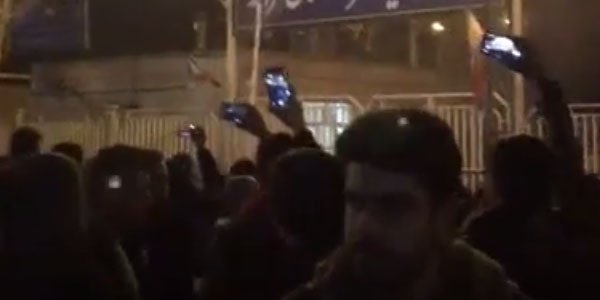 Azərbaycanda İran bayrağı ayaqlar altına atıldı - VİDEO