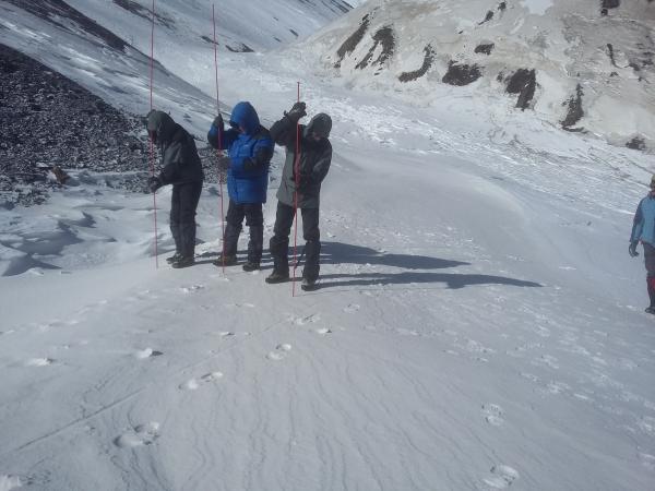 İtkin düşən alpinistlərdən xəbər var