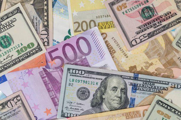 Манат дешевеет к евро и рублю