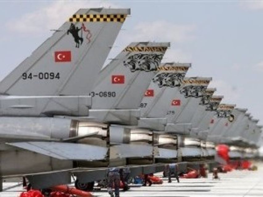 В Турции разбился учебный военный самолет, трое погибли