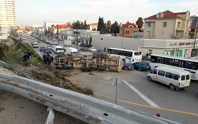 Bakıda “Azpetrol”un maşını aşdı - FOTO