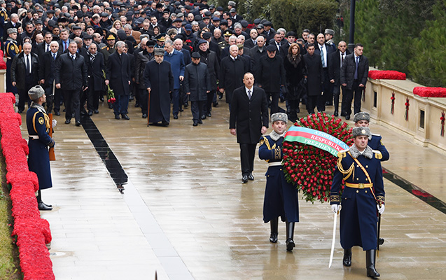 Президент Азербайджана посетил Аллею шехидов