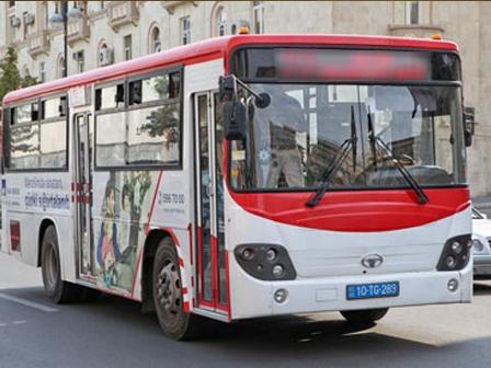 Bakıda avtobusu daşa basdılar: sərnişinin gözü çıxdı