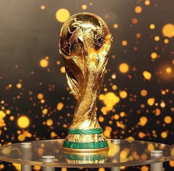 Кубок мира по футболу привезен в Азербайджан