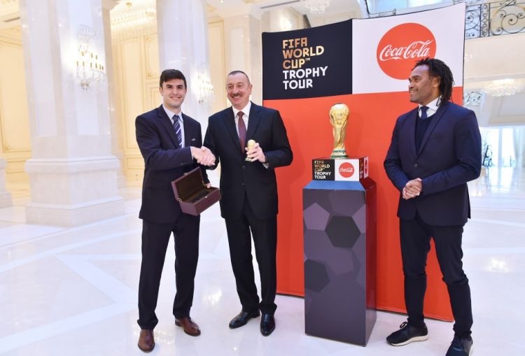 Ильхаму Алиеву представлен оригинал Кубка ЧМ по футболу