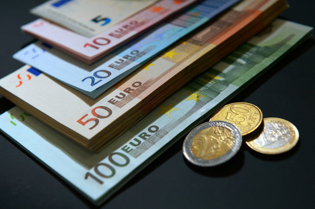 Евро и рубль укрепились к манату