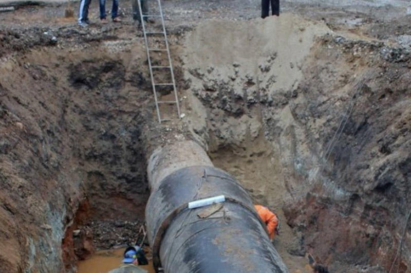 В Баку лопнула водопроводная труба