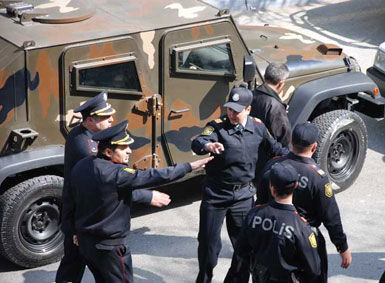 Bakıda sürücü polisə hücum çəkdi