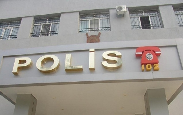 Polis şöbəsində intihar