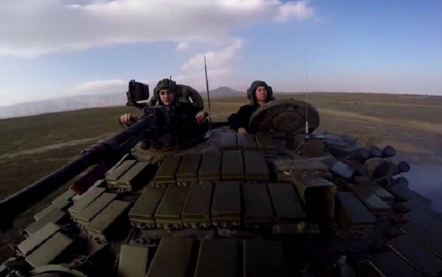 Azərbaycanın tank sürən hərbçi qızları - FOTO
