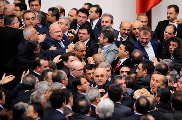 Турецкие депутаты устроили драку – ВИДЕО