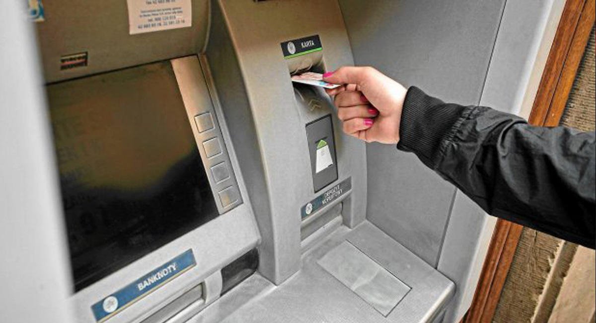 В Баку у снявшего наличные из банкомата отняли деньги