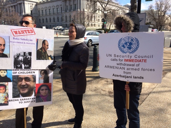 Акция протеста азербайджанцев в Вашингтоне