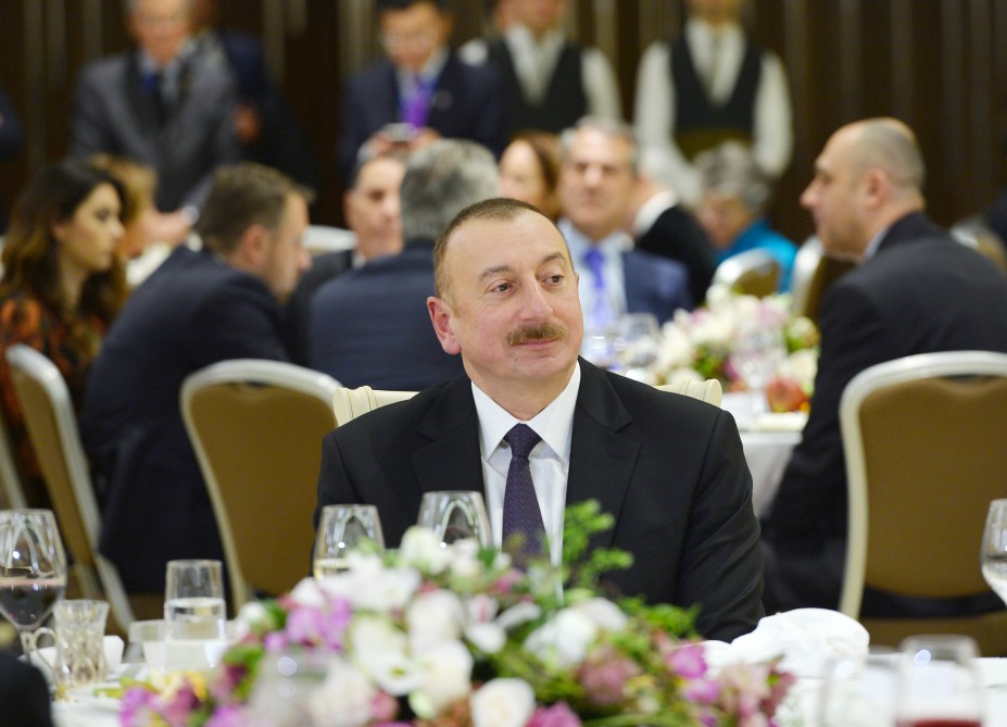 Ильхам Алиев устроил прием - ФОТО