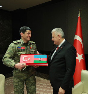 Премьер Турции встретился с ветераном Карабахской войны
