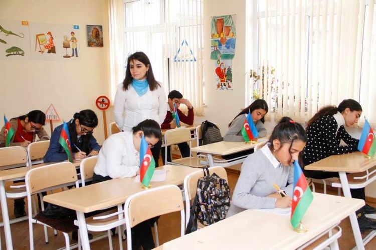 В школах Баку проводится конкурс сочинений по случаю 100-летия АДР