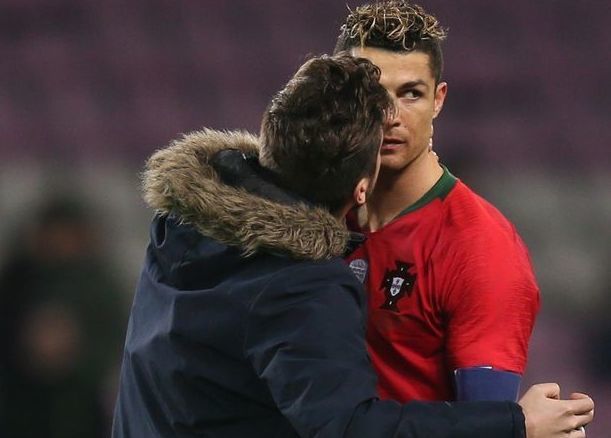Azarkeş meydançaya çıxıb Ronaldonu öpdü – VİDEO