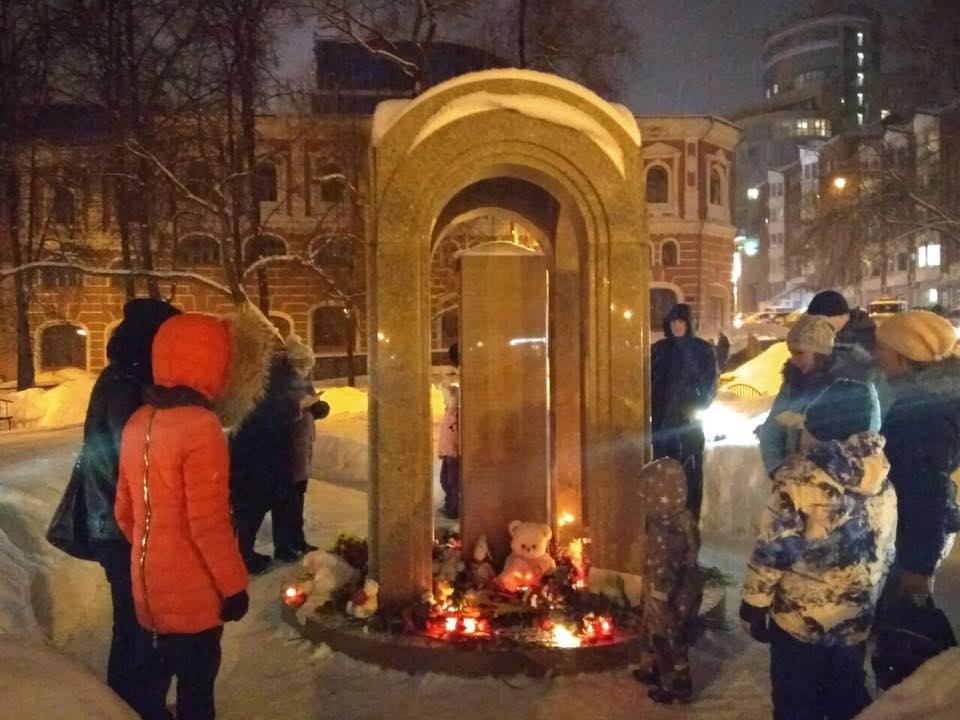 Azərbaycanlı müğənni Rusiyada yananların ailələrinə pul ayırdı