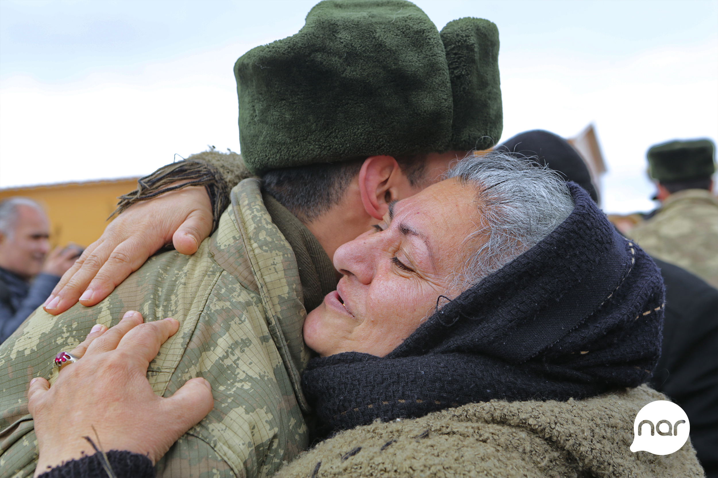 Песня матери военного. Мать солдата. Мать провожает солдата. Мама обнимает солдата. Мать обнимает солдата.