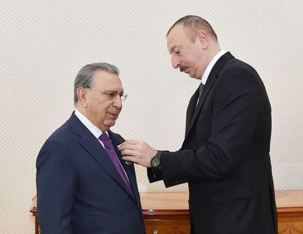 Президент наградил Рамиза Мехтиева - ФОТО