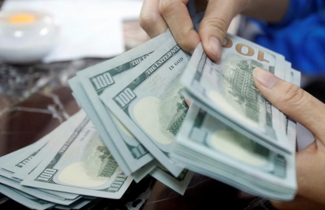 Чиновники уверяют: в банках полно валюты