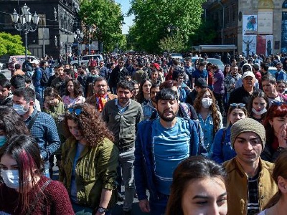 Протестующие в Ереване направились к резиденции Саргсяна  -  ВИДЕО