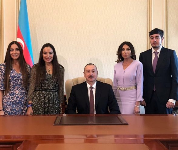 Семья Алиевых в кабинете нового президента Азербайджана