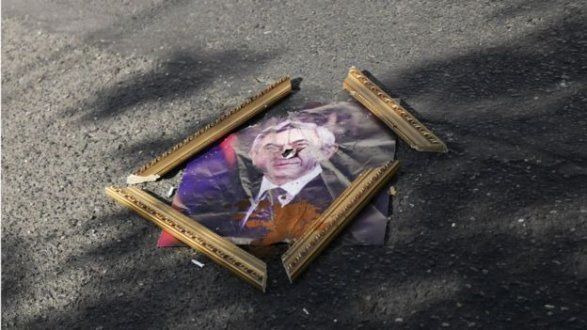Армяне выкрали и сожгли портрет Саргсяна – ВИДЕО