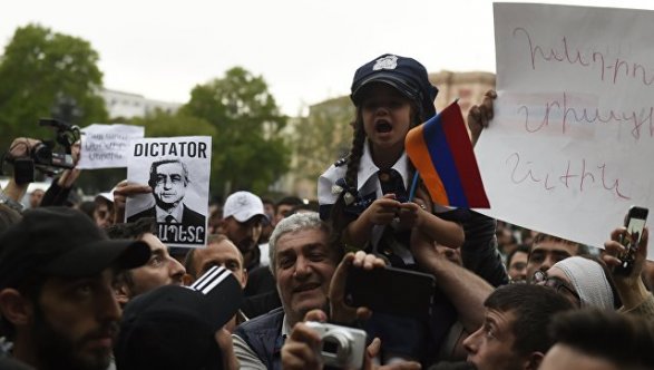 В Армении протестующие блокируют дороги