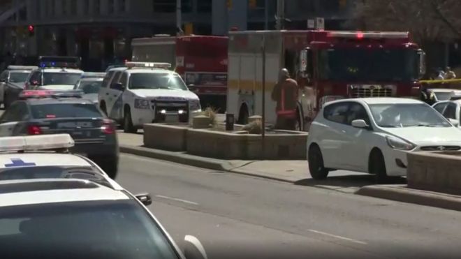 Автомобиль сбил пешеходов на тротуаре в Торонто, очевидцы говорят о погибших
