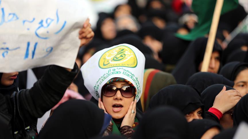 İranda iki qadın başını açdı: Hicaba etiraz - VIDEO