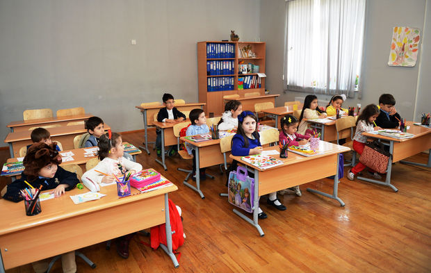 В четырех бакинских школах прекращены занятия