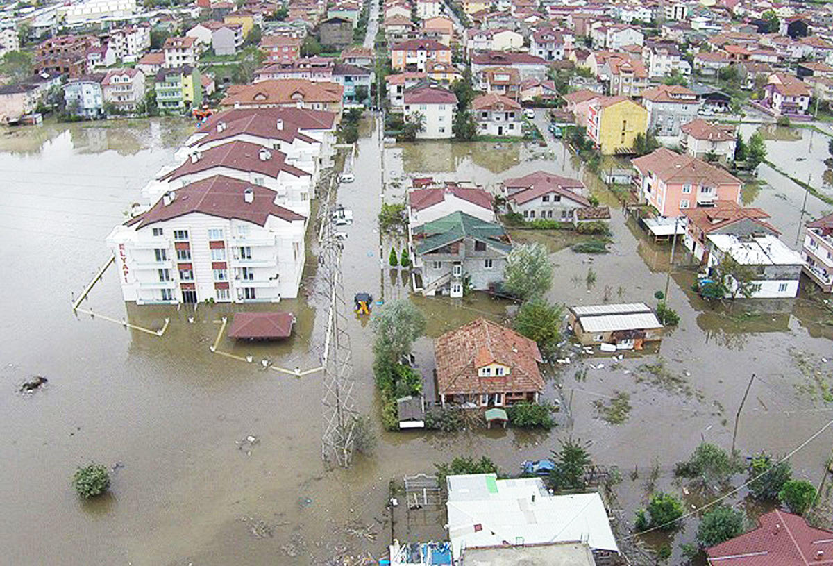Сильное наводнение в Анкаре: 6 пострадавших