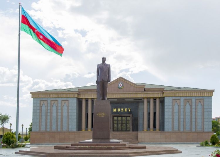 Президент возложил цветы к памятнику Гейдару Алиеву в Нахчыване