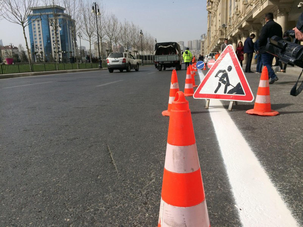 На некоторых автодорогах Баку ограничено движение транспорта