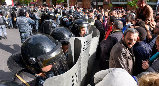 Протестующие в Ереване заблокировали Генпрокуратуры