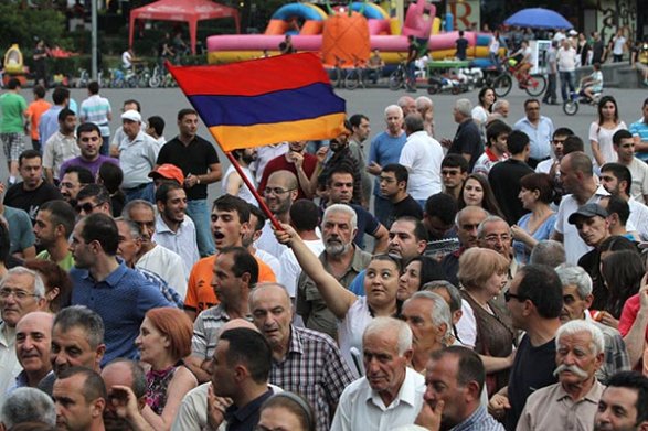 Ереван охватили новые протесты