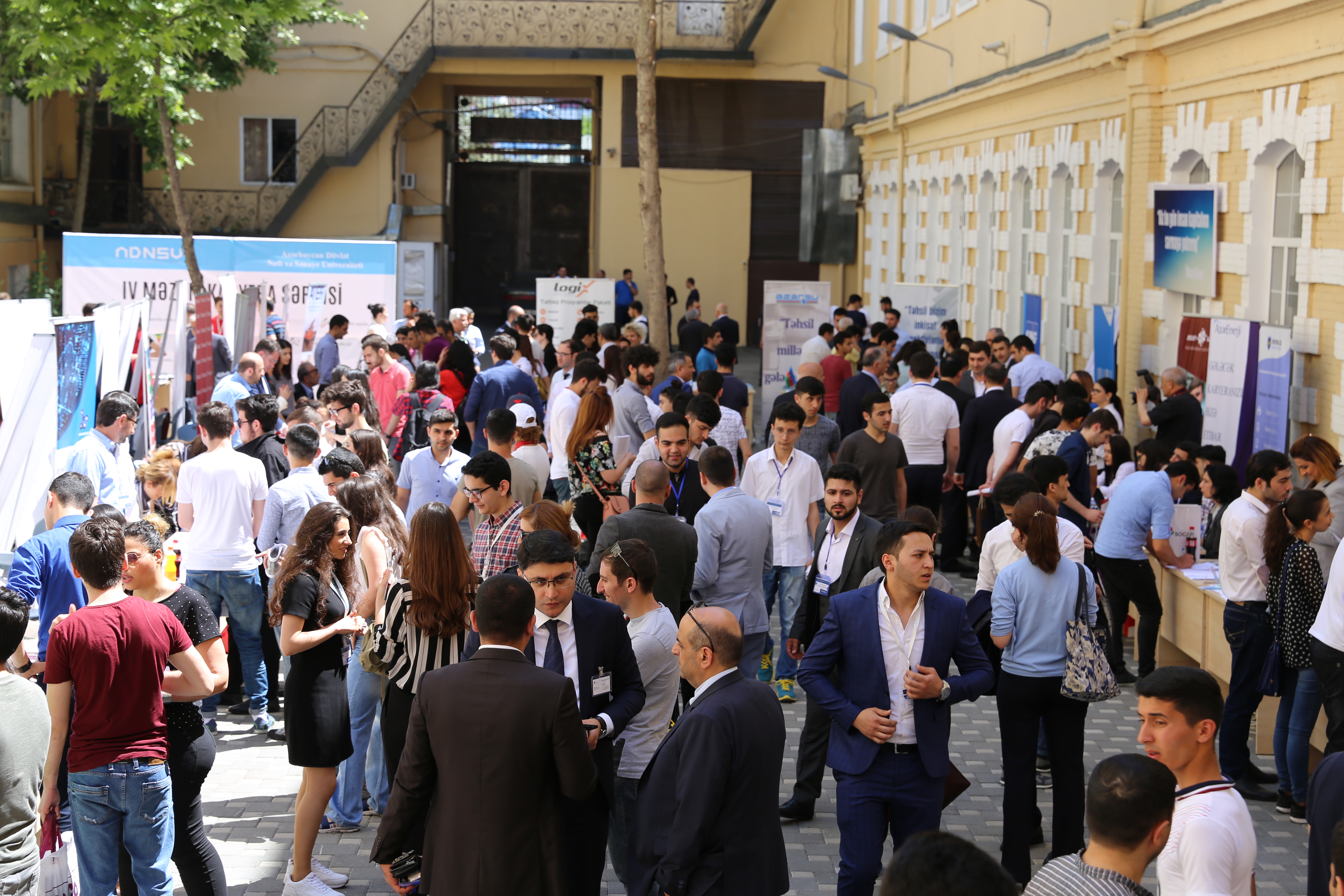 Компания Bakcell приняла участие в карьерной выставке Азербайджанского государственного университета нефти и промышленности